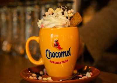 Warme chocolademelk met slagroom en schuimpjes