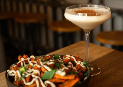 Cocktail met zoete aardappelfriet als bijgerecht